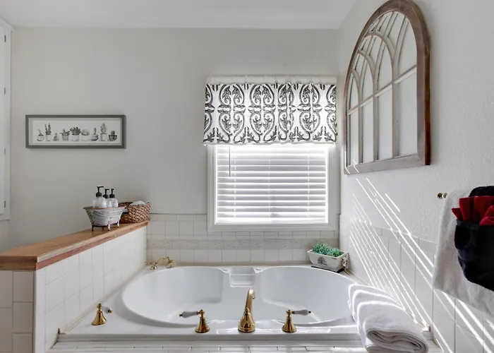 Hatchery House Bed & Breakfast